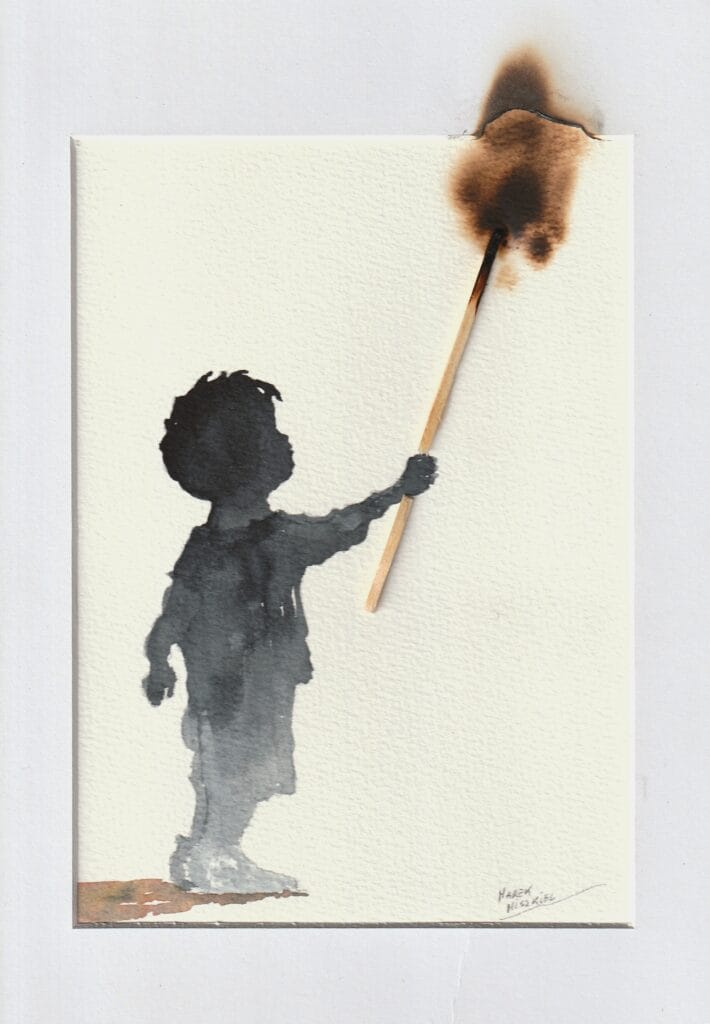 chlopiec trzymajacy wyciagnieta do gory dluga zapalke ktora zgasla